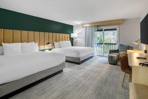 Postel nebo postele na pokoji v ubytování Best Western Portland West Beaverton