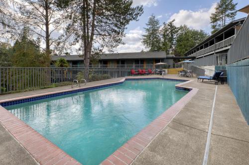 a swimming pool with blue water in a yard at Best Western Portland West Beaverton in Portland