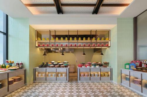 ブカシにあるFour Points by Sheraton Bekasiの部屋の棚に食べ物がいくつか置かれたキッチン