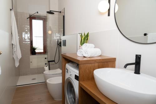 een badkamer met wastafel en wasmachine bij Casa Teresinella Pompei in Pompei