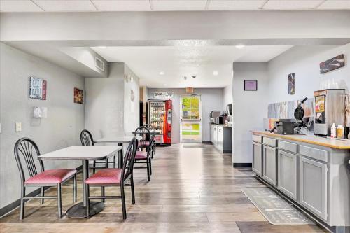 O bucătărie sau chicinetă la Ramada Limited by Wyndham, Bloomington I-55 & I-74 IL