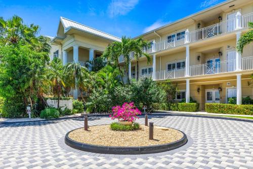 un bâtiment avec un pot de fleurs devant dans l'établissement Laguna Del Mar #19 - Seven Mile Beach, à Dog City