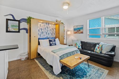 une chambre avec un lit et un canapé dans l'établissement Holiday stays now available! Easy beach access!, à New Smyrna Beach