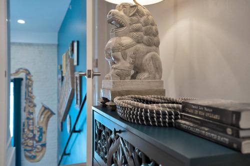 Eine Löwenstatue auf einem Tisch mit Büchern in der Unterkunft Elegant Stay Across From Fq W Free Parking in New Orleans