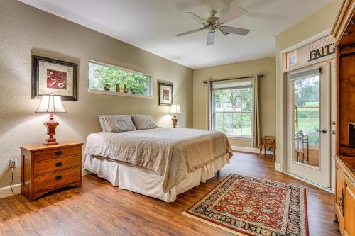 una camera da letto con un letto e un ventilatore a soffitto di Great for Golfers and Equestrians! Refined Ocala Gem a Ocala Ridge