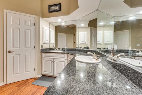 un bagno con due lavandini e un grande specchio di Great for Golfers and Equestrians! Refined Ocala Gem a Ocala Ridge