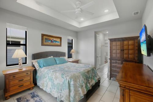 Una cama o camas en una habitación de Sunset Views and Dock Canal-Front Punta Gorda Home!