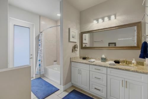 Un baño de Sunset Views and Dock Canal-Front Punta Gorda Home!