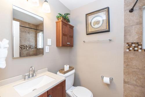 ニューポートビーチにある3Br Oceanfront In Desirable Location At Excellent Value By Beachview Rentalsの洗面台、トイレ、鏡のあるバスルーム
