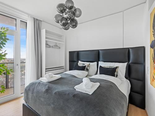 Penthouse Apartment with Rooftop Pool and Terrace City Views