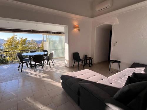 5-Bedroom Villa with Pool and Sunny Garden