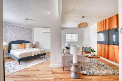 Un dormitorio con una cama y una sala de estar. en Stay Portland - Spacious Studio in Brooklyn, en Portland