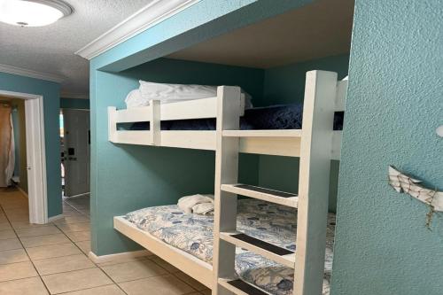 una habitación con dos literas en una habitación en Ocean Views steps to beach - Shoreline Stays 29, en Galveston