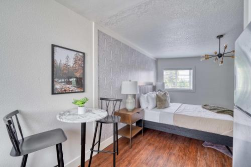 a bedroom with a bed and a table and chairs at Stay Portland - Super Studio in Brooklyn in Portland