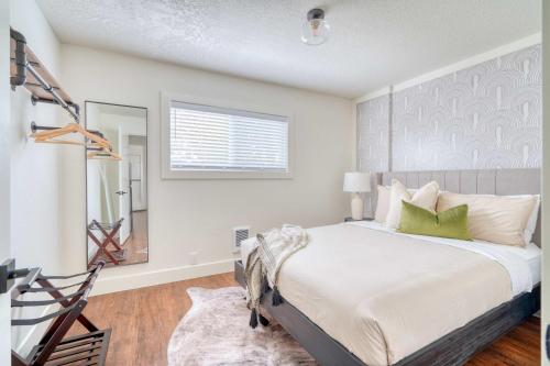 Un dormitorio con una cama grande y una ventana en Stay Portland - Beautiful Brooklyn 1 Bed Apt, en Portland