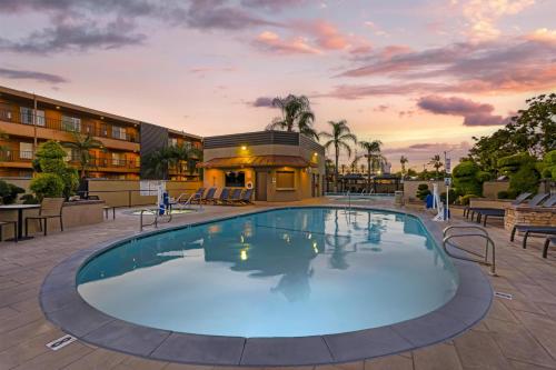 a large swimming pool in front of a hotel at Best Western Plus Stovall's Inn in Anaheim