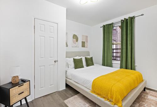 Postel nebo postele na pokoji v ubytování Deluxe 3 Bed Apt Min to NYC