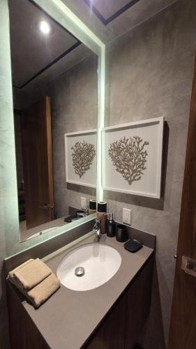 a bathroom with a sink and a large mirror at Tuk Tulum Estudio con Balcon 005 in Tulum