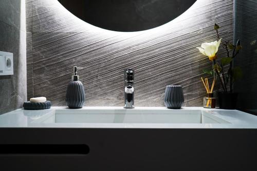 un lavabo de salle de bain avec des vases et un robinet dessus dans l'établissement Villa Lily, à Tameslouht