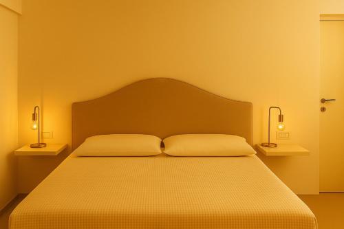 Una cama o camas en una habitación de Palazzo Boccaccio