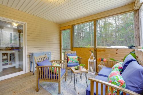 Foto de la galería de Private Hot Tub! Tobyhanna Getaway 12 Mi to Slopes en Tobyhanna