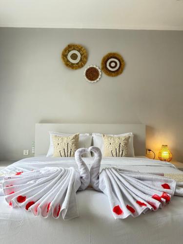 a bedroom with a bed with two swans on it at Amed Happy House in Amed