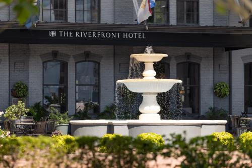 a large fountain in front of a hotel at The Riverfront Hotel New Orleans in New Orleans