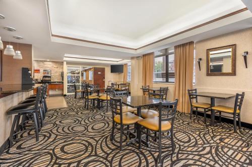 a restaurant with tables and chairs and a bar at Best Western Plus Boulder Louisville in Louisville