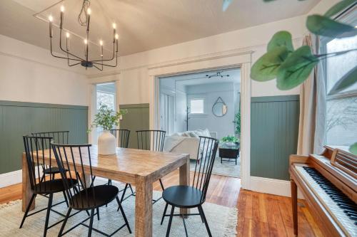 Et opholdsområde på Historic Craftsman - Fast WiFi - 2BR - King Bed