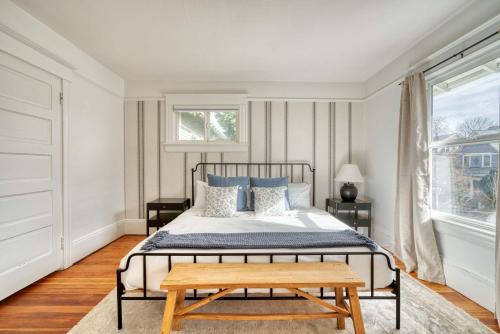 En eller flere senge i et værelse på Historic Craftsman - Fast WiFi - 2BR - King Bed