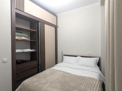 Un pat sau paturi într-o cameră la Sunny Comfort Apartment in Tbilisi Center - Close to Everything