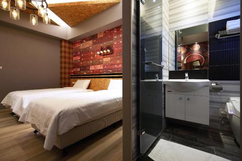 a bathroom with two beds and a sink in a room at Buckingham Palace B&B in Beipu