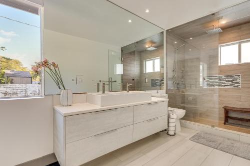 Un baño blanco con lavabo e inodoro. en Relax in the Sun! Gem 1 Mi to Las Olas Beach, en Fort Lauderdale