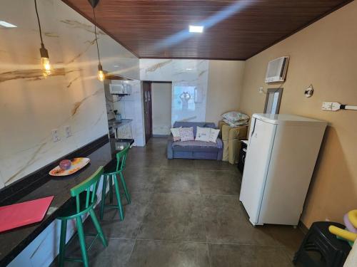 eine Küche mit einer Theke und einem Kühlschrank im Zimmer in der Unterkunft Ap bonfim Angra dos Reis, frente ao Mar in Angra dos Reis