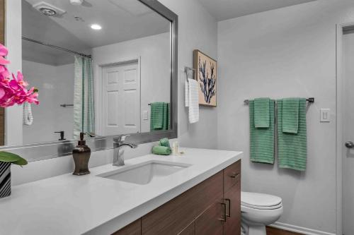 ロサンゼルスにあるPerfect Condo with Pool Spa & Gymの洗面台、トイレ、鏡のあるバスルーム