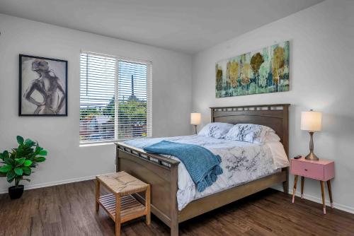 ロサンゼルスにあるPerfect Condo with Pool Spa & Gymのベッドと窓のある寝室