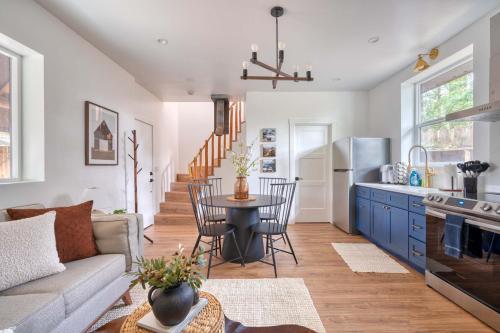 eine Küche und ein Wohnzimmer mit einer Couch und einem Tisch in der Unterkunft Basecamp Compound - Hot Tubs & Highland Cows in Mount Hood Village