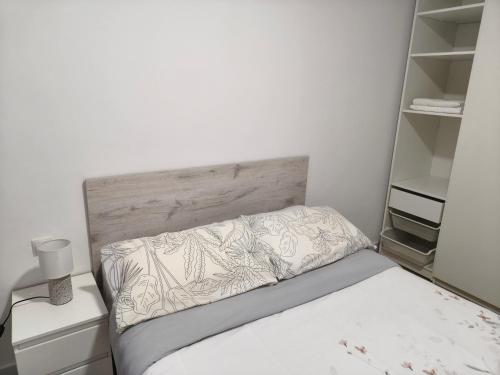 Postel nebo postele na pokoji v ubytování Habitación con balcón centro Bilbao zona artística