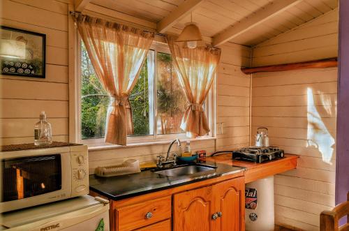 Η κουζίνα ή μικρή κουζίνα στο Cabaña Kala - Encanto Tigre