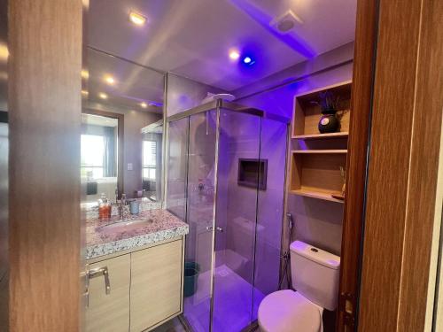 サルバドールにあるHospede-se a passos da praia de Itapuã, com piscina e academia - RGFの紫色のバスルーム(シャワー、トイレ付)