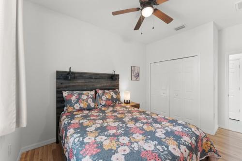a bedroom with a bed and a ceiling fan at Busch Garden New House in Tampa