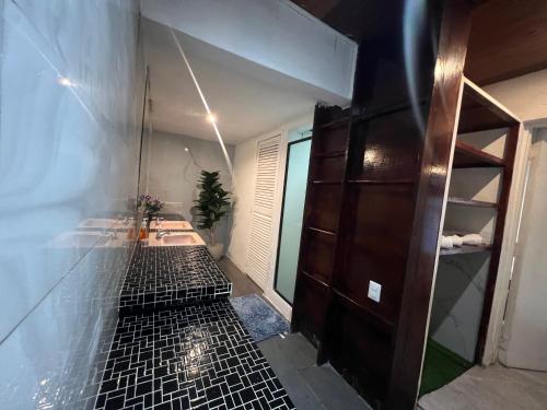 an empty room with a sink and a shelf at VILLA NAPOLI in Santa Ana