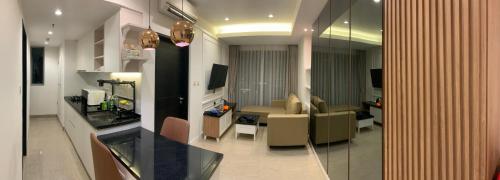 ein Zimmer mit Couch und Wohnzimmer in der Unterkunft The Branz BSD city luxurious and cozy apartment in Samporo