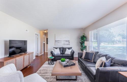 Fotografie z fotogalerie ubytování Designer 3BR Ranch Home near Clayton & Wash U v destinaci University City