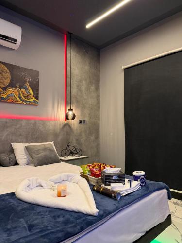 een slaapkamer met een bed en een zwarte muur bij Luxury Stay in buch villas multan in Multan