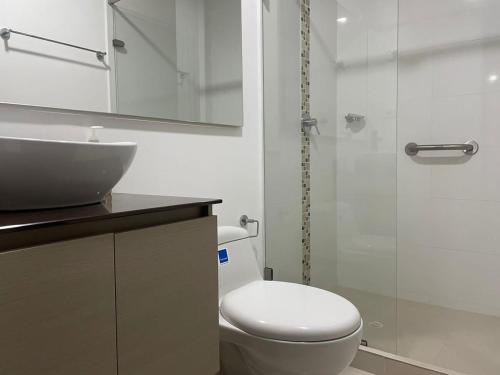ein Badezimmer mit Toilette und Glasdusche in der Unterkunft Apartamento norte de Armenia, piso 12 con zona social completa in Armenia