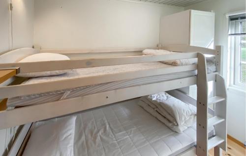 سرير أو أسرّة في غرفة في 2 Bedroom Awesome Home In Byxelkrok