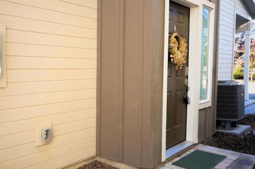 楠帕Modern 3BR Home in Meridian - King Suite - Comfort的房屋前门,上面有花圈