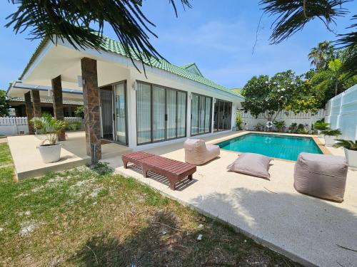 een zwembad met een bank en een huis bij Choeng Mon Bliss villa, pool private in Choeng Mon Beach