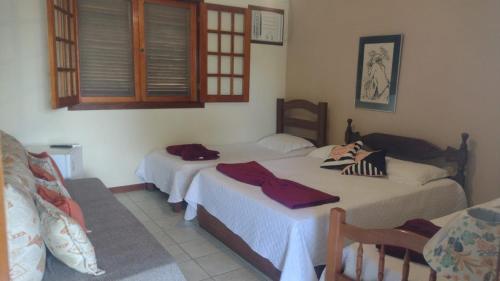 une chambre avec deux lits dans une pièce dans l'établissement Chalés Paraíso Verde, à Itatiaia